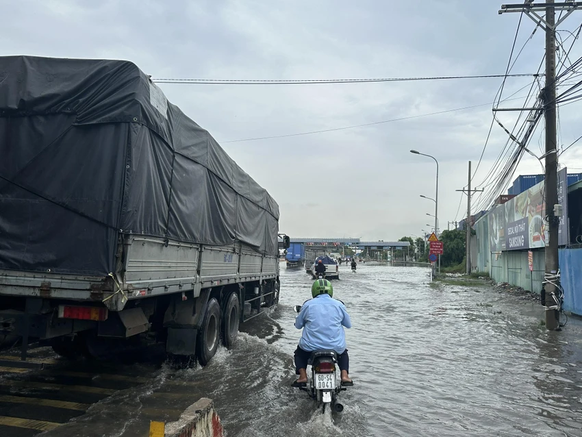 Khu vực cầu Phú Mỹ đang ùn ứ kéo dài