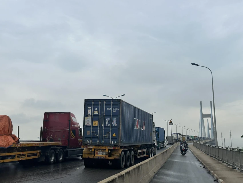Khu vực cầu Phú Mỹ đang ùn ứ kéo dài