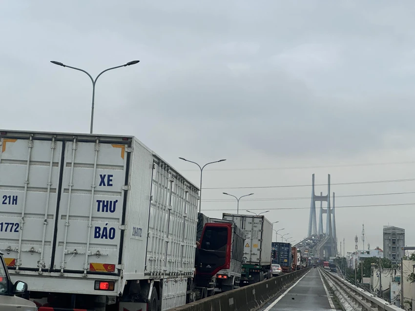 Khu vực cầu Phú Mỹ đang ùn ứ kéo dài