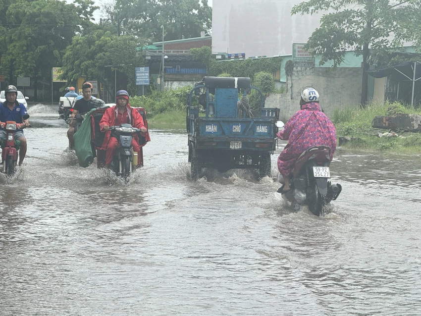 đường Lò Lu bị ngập nước