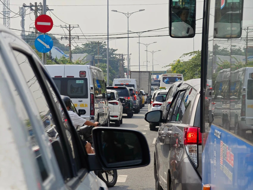 kẹt xe khu vực phà Cát Lái, TP Thủ Đức
