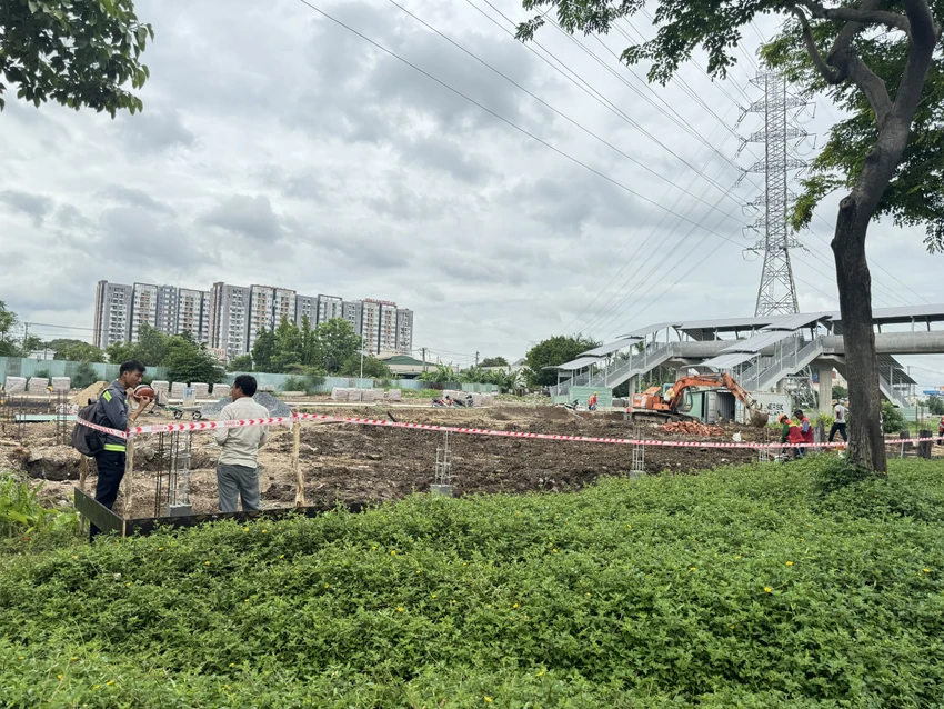 Nhiều bãi đậu xe xung quanh metro số 1 dần hình thành
