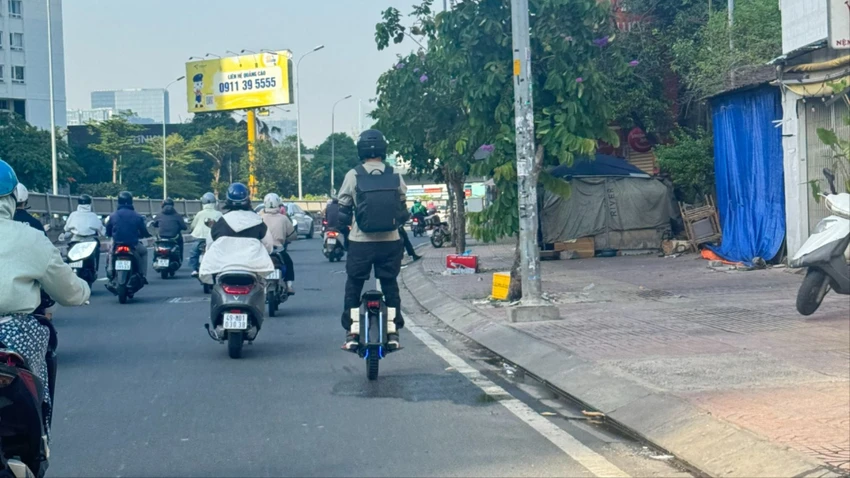 Điều khiển xe 1 bánh chạy ra đường phố ở TP.HCM