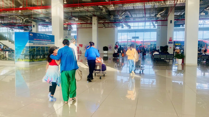 Người dân bắt đầu nghỉ lễ 2-9, các tuyến đường ở TP.HCM đông đúc
