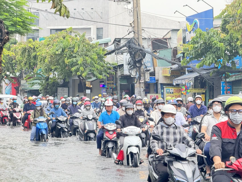 Cả tuyến đường Kha Vạn Cân, TP Thủ Đức bị ngập