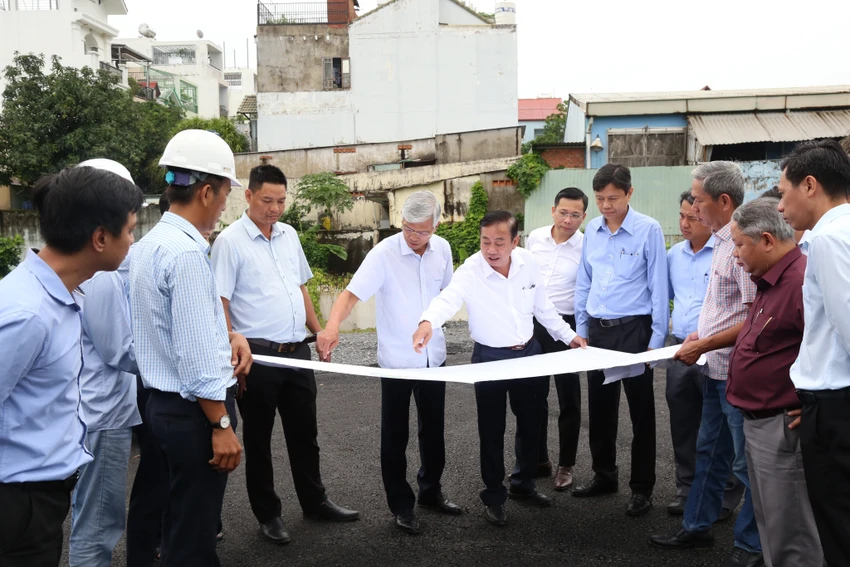 Phó Chủ tịch UBND TP.HCM Võ Văn Hoan đã tiến hành kiểm tra, đốc thúc tiến độ dự án xây dựng đường nối Trần Quốc Hoàn - Cộng Hoà.