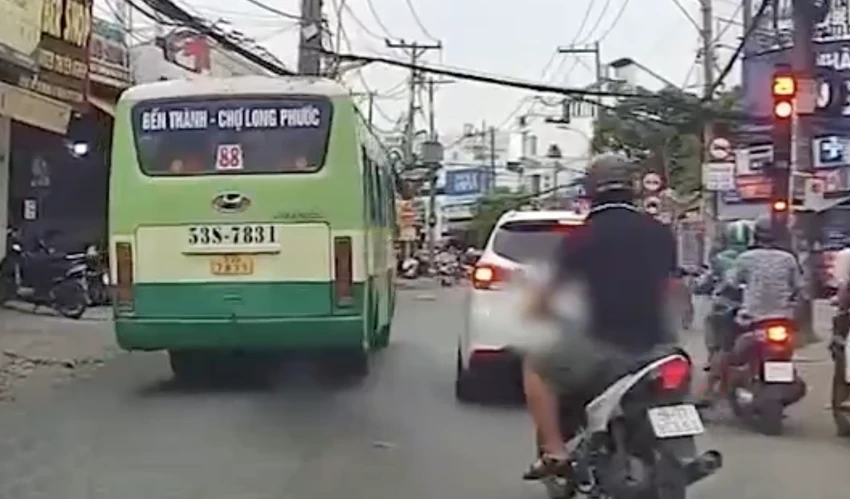 Tài xế xe buýt vượt đèn đỏ ở TP.HCM bị đình chỉ hoạt động