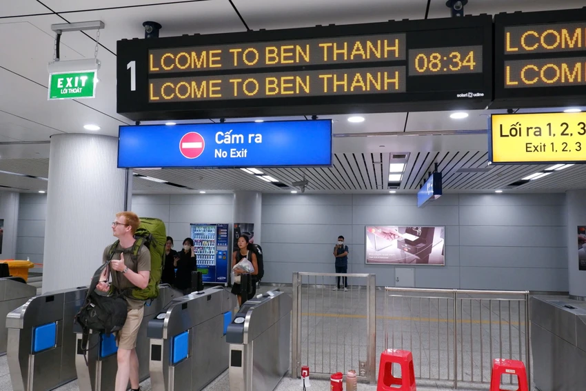 Tàu metro số 1 tăng chuyến để phục vụ người dân đi lại vào dịp lễ 30-4