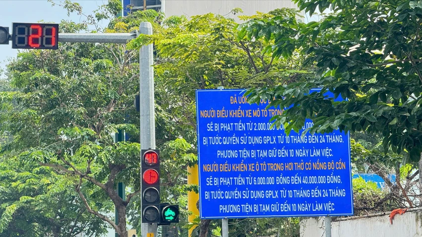 Thời gian đi làm tăng gấp đôi vì chẳng dám rẽ phải khi đèn đỏ