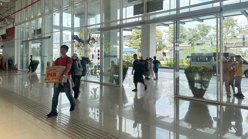 Những vị khách cuối cùng rời TP.HCM ngày cuối năm