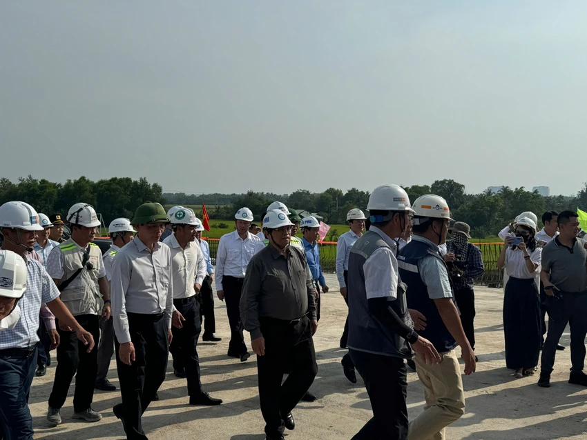 Thủ tướng Phạm Minh Chính thị sát dự án vành đai 3 TP.HCM.