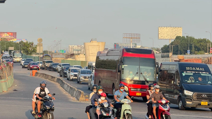 Cửa ngõ phía Đông TP.HCM đông đúc, khuya nay các bến xe đông đúc