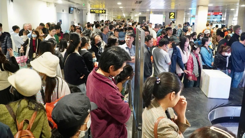 Mùng 6 Tết, khách về Tân Sơn Nhất đông đúc, khó nhất là đặt xe
