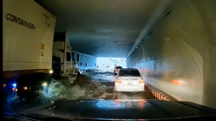 Hầm chui Nguyễn Văn Linh - Nguyễn Hữu Thọ bị ngập do rác chặn các cửa thu nước.