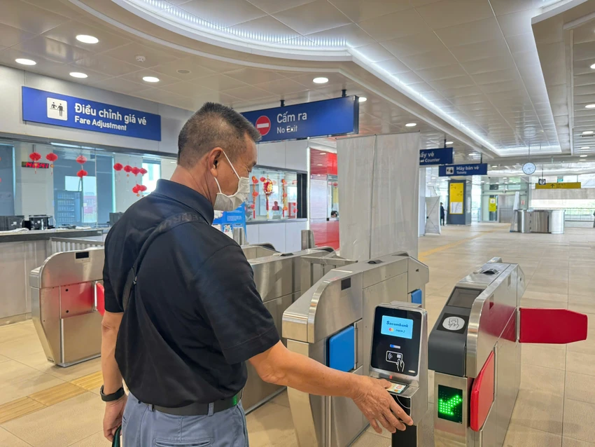 Người dân dùng Căn cước công dân để đi vé tháng metro số 1