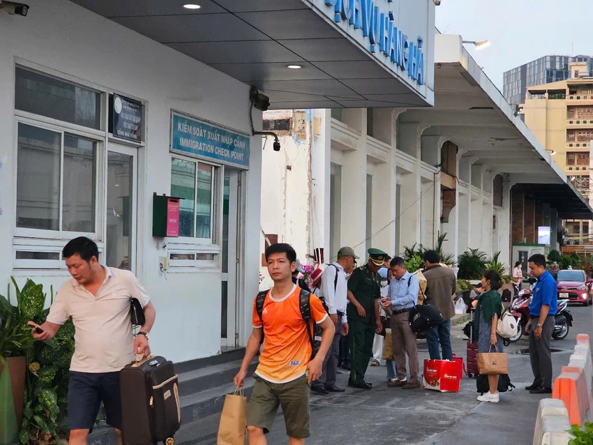 Những vị khách đầu tiên đã xuất bến đi tàu cao tốc TP.HCM - Côn Đảo