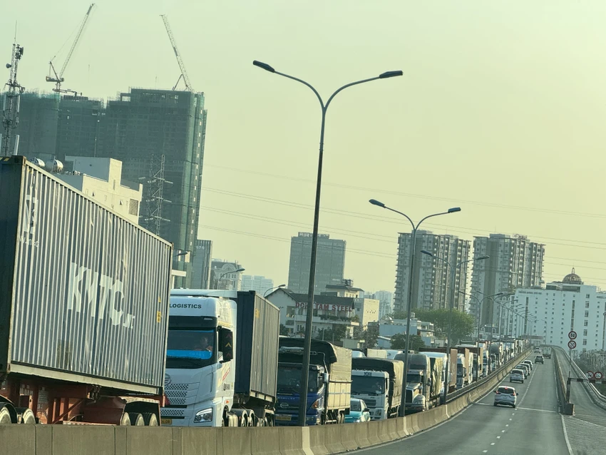 Tuyến đường huyết mạch phía Đông TP.HCM kẹt xe kéo dài