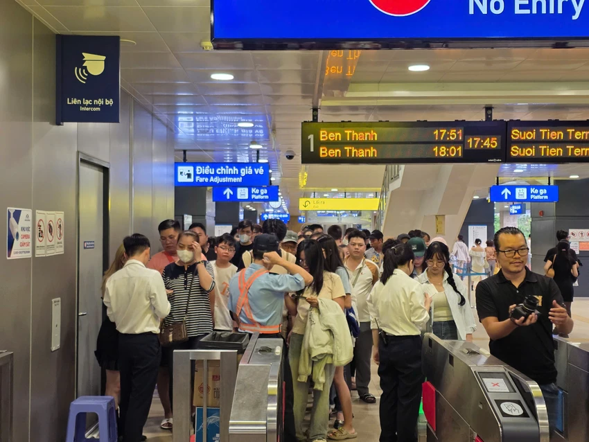 Giờ cao điểm metro số 1 đông khách, nối thêm toa tàu được không?