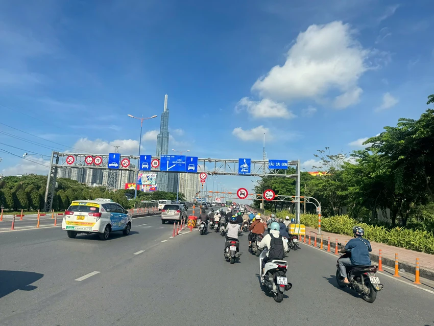 Vì sao cầu Sài Gòn 1 bị thu hẹp một làn xe
