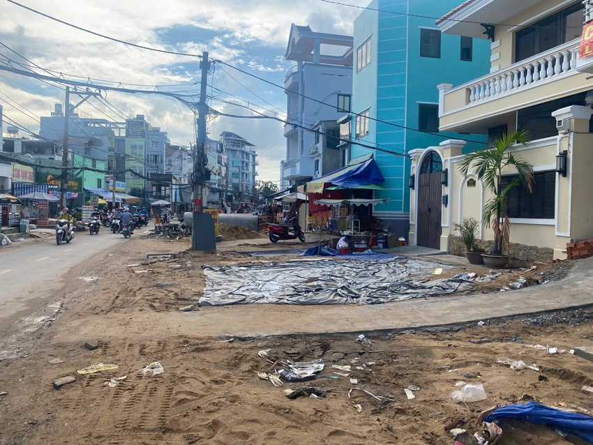 Hiện các đơn vị đang thi công hệ thống thoát nước dọc đường Chu Văn An, quận Bình Thạnh