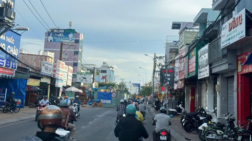 Nhiều tài xế bị xử phạt vì đi vào đường cấm ở Kha Vạn Cân, TP Thủ Đức