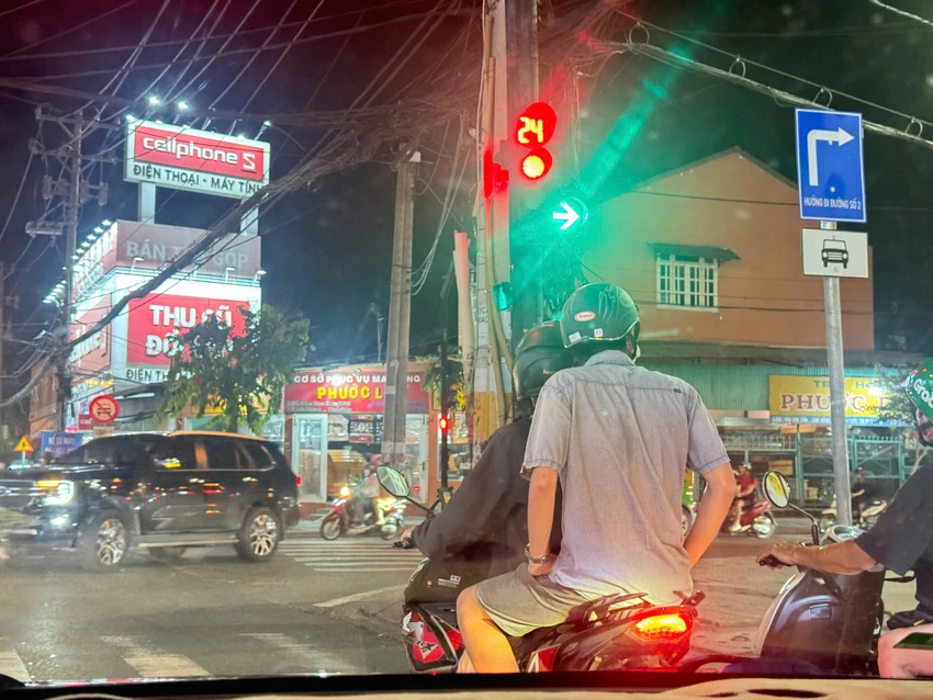 Mũi tên màu xanh cho phép rẽ phải, ô tô có được đi không?