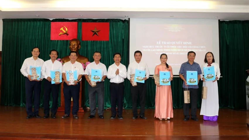 Giám đốc Sở Xây dựng TP.HCM trao Quyết định nghỉ hưu trước tuổi cho cán bộ