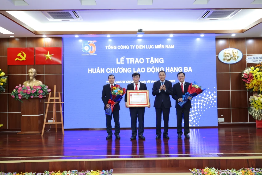 Điện lực Miền Nam nhận huân chương lao động hạng Ba