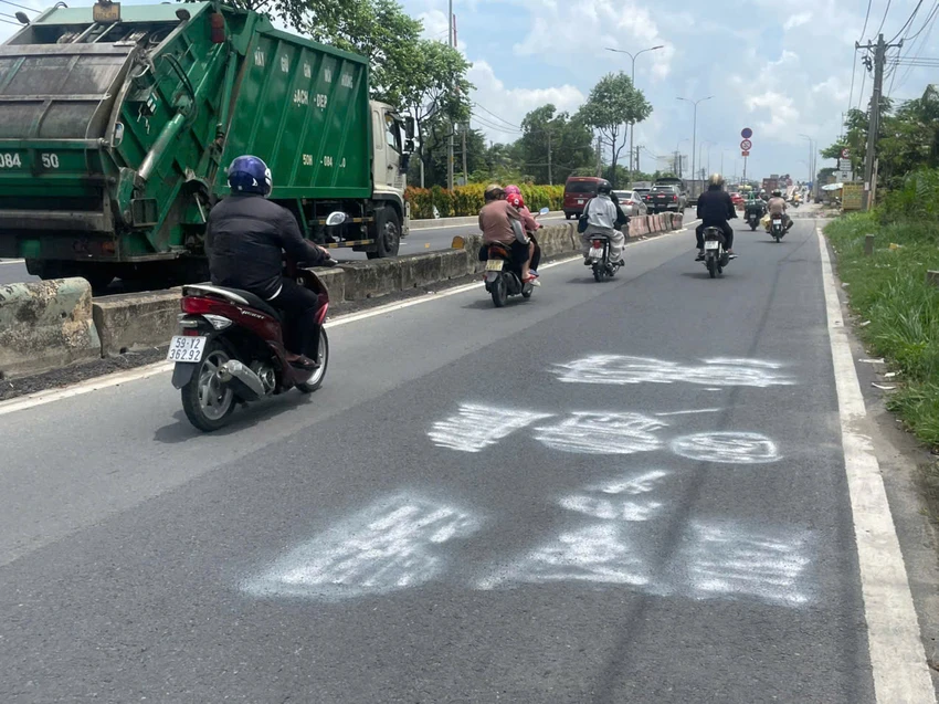 Người dân tự ý viết cảnh báo có bắn tốc độ dưới lòng đường..jpg