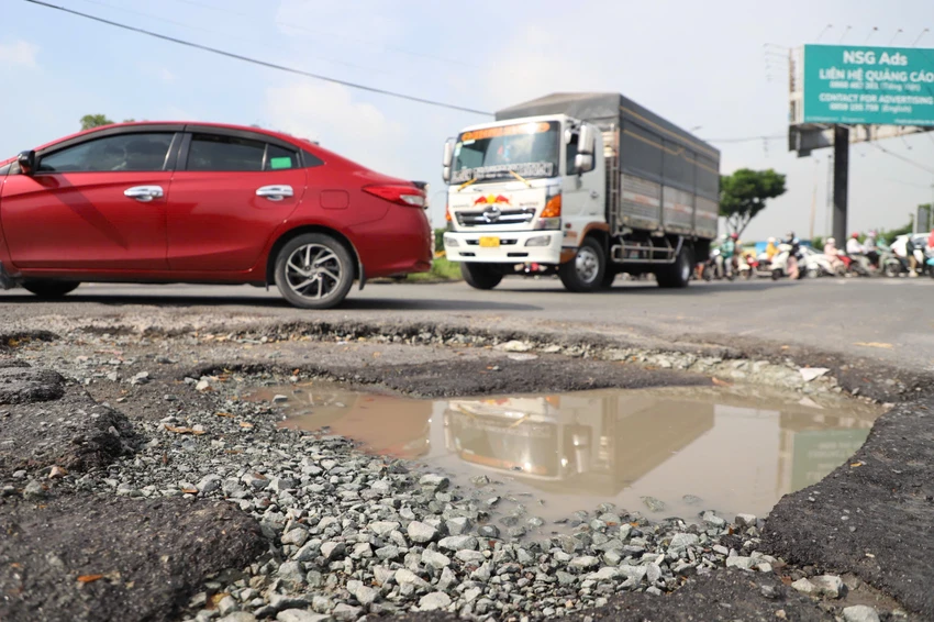Hầm chui Nguyễn Văn Linh xuất hiện nhiều ổ gà