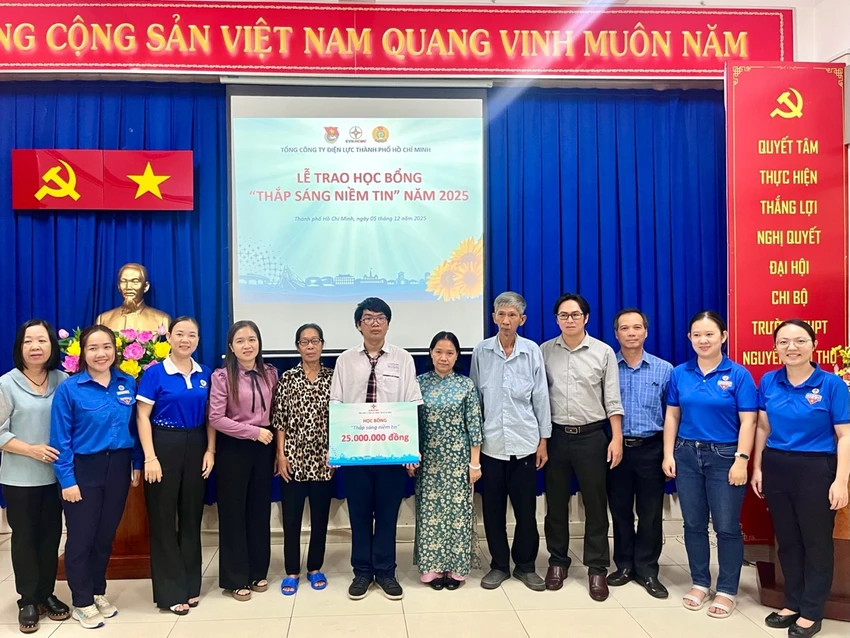 EVNHCMC Thắp sáng niềm tin đến trường cho học sinh hiếu học