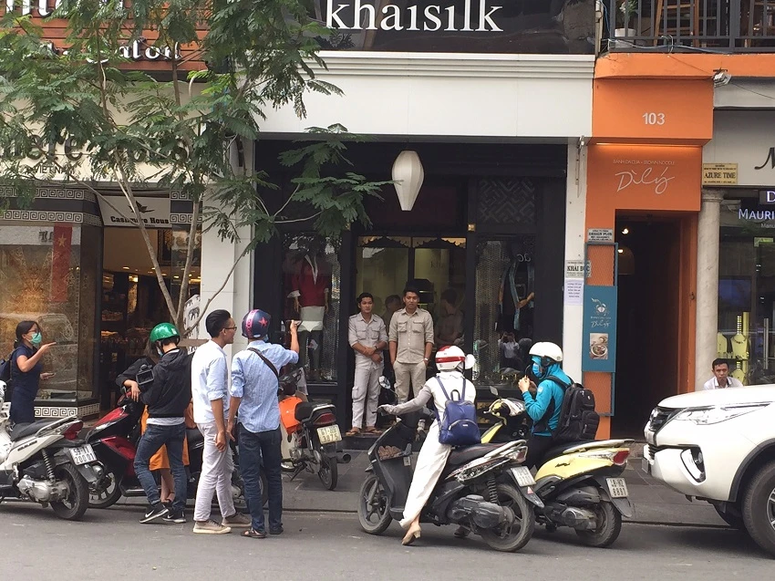 Bảo vệ Khaisilk 'cấm cửa' phóng viên vào cửa hàng ảnh 2 Bảo vệ Khaisilk 'cấm cửa' phóng viên vào cửa hàng ảnh 2