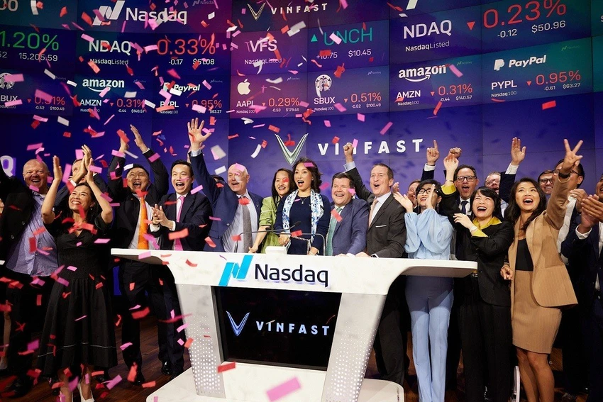 Đại diện VinFast tại lễ rung chuông và chính thức ra mắt trên Nasdaq Global Select Market. Đại diện VinFast tại lễ rung chuông và chính thức ra mắt trên Nasdaq Global Select Market.