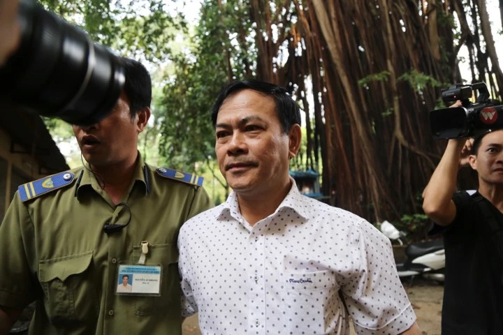 Cựu viện phó Nguyễn Hữu Linh xuất hiện tại tòa ảnh 4 Cựu viện phó Nguyễn Hữu Linh xuất hiện tại tòa ảnh 4