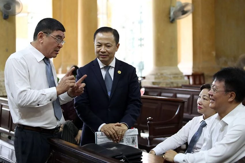 Các luật sư trao đổi tại một phiên tòa ở TAND TP.HCM. Ảnh: HOÀNG GIANG Các luật sư trao đổi tại một phiên tòa ở TAND TP.HCM. Ảnh: HOÀNG GIANG