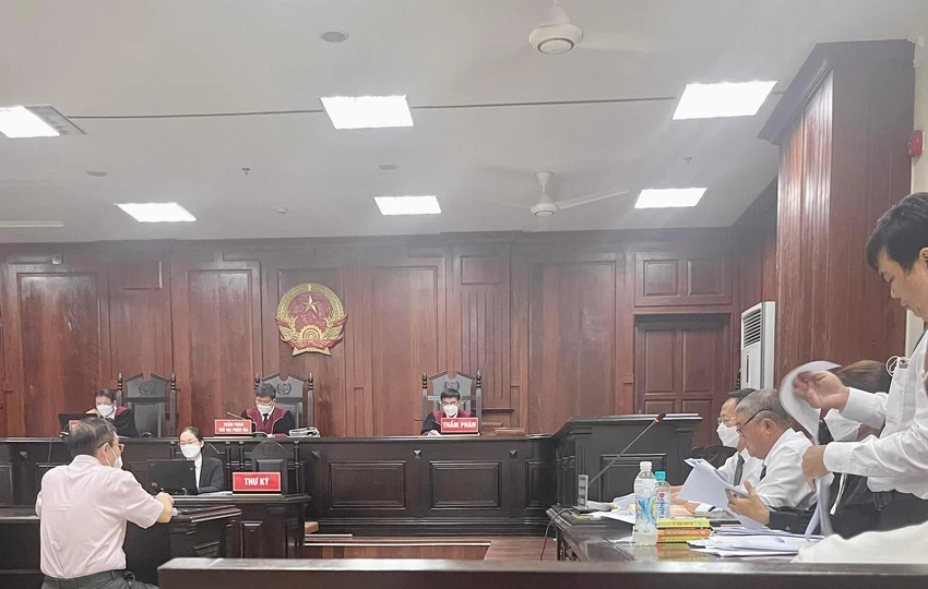 HĐXX bác toàn bộ kháng cáo của nguyên đơn, bị đơn và cả kháng nghị của VKS. Ảnh: HOÀNG YẾN HĐXX bác toàn bộ kháng cáo của nguyên đơn, bị đơn và cả kháng nghị của VKS. Ảnh: HOÀNG YẾN