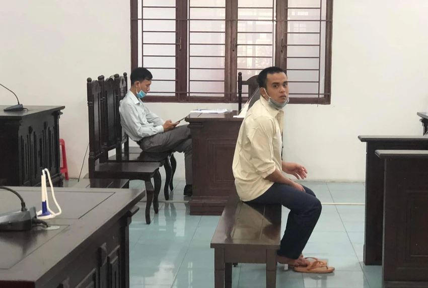 Bị cáo Lương Văn Em tại tòa sáng 20-7. Ảnh: DƯƠNG HOÀNG Bị cáo Lương Văn Em tại tòa sáng 20-7. Ảnh: DƯƠNG HOÀNG