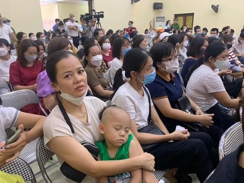 Nhiều phụ huynh có mặt để bốc thăm cho con mình. Ảnh CTV Nhiều phụ huynh có mặt để bốc thăm cho con mình. Ảnh CTV