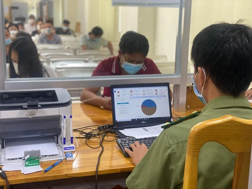 Người dân làm CCCD tại quận Bình Tân, TP.HCM. Ảnh: HỮU ĐĂNG