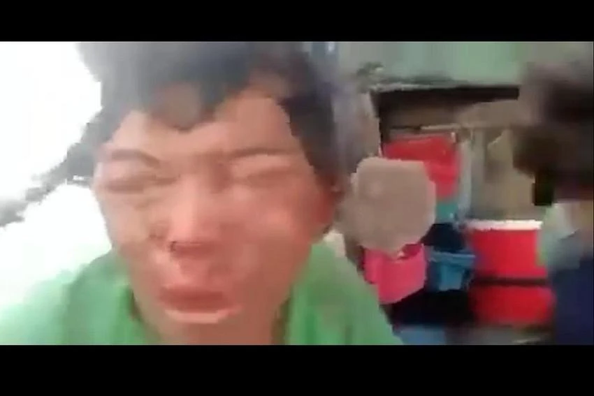 Nạn nhân Trương Văn Trung khi bị tra tấn trên biển. Ảnh cắt từ clip