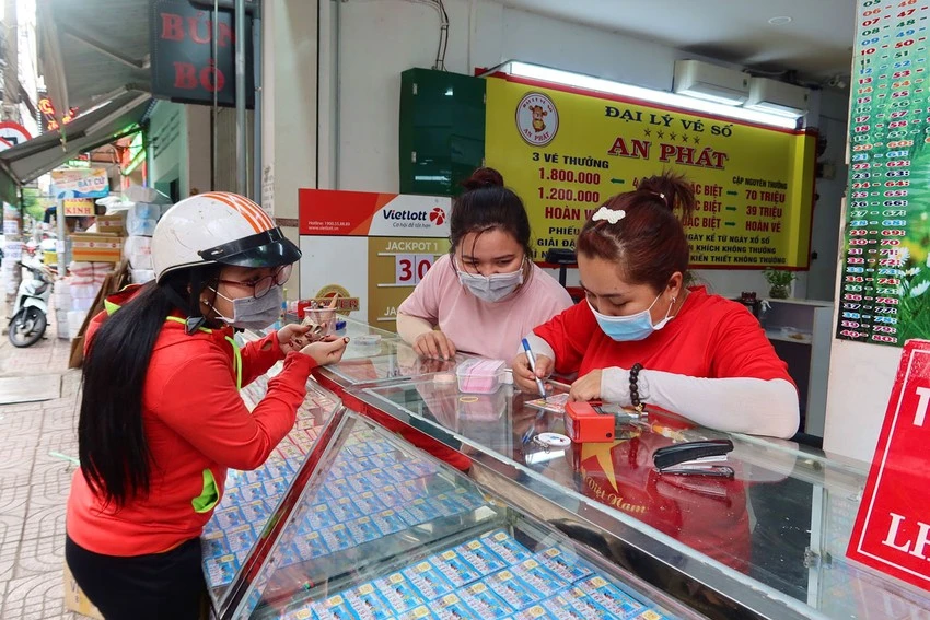 Người dân mua xổ số tại một đại lý trên địa bàn TP.HCM. Ảnh: TRÍ MINH Người dân mua xổ số tại một đại lý trên địa bàn TP.HCM. Ảnh: TRÍ MINH