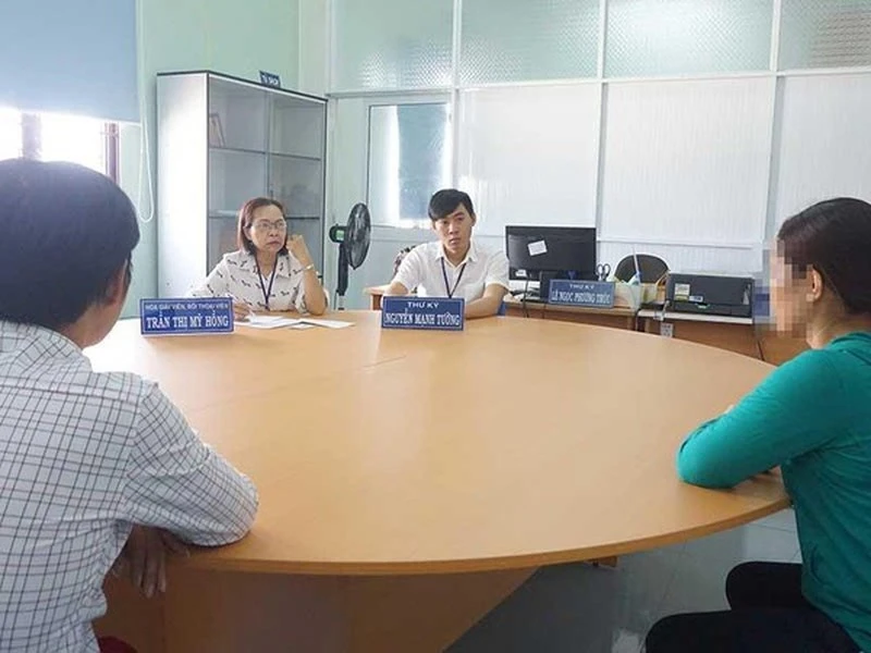Một phiên hòa giải về hôn nhân ở Trung tâm Hòa giải đối thoại giai đoạn thí điểm. Ảnh: NN Một phiên hòa giải về hôn nhân ở Trung tâm Hòa giải đối thoại giai đoạn thí điểm. Ảnh: NN