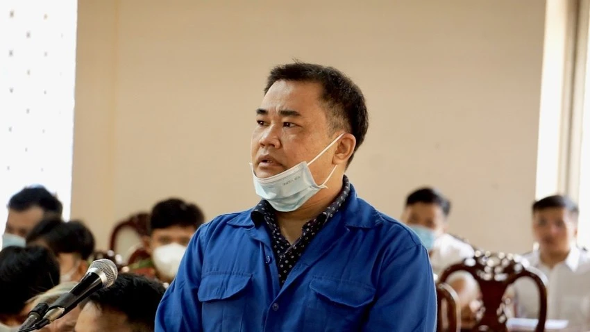 Trần Trí Mãnh khai muốn làm quen với ông Đinh Văn Nơi không được nên chi tiền để... điều chuyển ông Nơi đi nơi khác. Ảnh: HẢI DƯƠNG Trần Trí Mãnh khai muốn làm quen với ông Đinh Văn Nơi không được nên chi tiền để... điều chuyển ông Nơi đi nơi khác. Ảnh: HẢI DƯƠNG