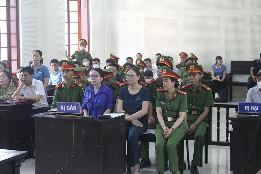 Bị cáo Lê Thị Dung (trái) và Nguyễn Thị Hương tại phiên tòa phúc thẩm. Ảnh: ĐẮC LAM Bị cáo Lê Thị Dung (trái) và Nguyễn Thị Hương tại phiên tòa phúc thẩm. Ảnh: ĐẮC LAM