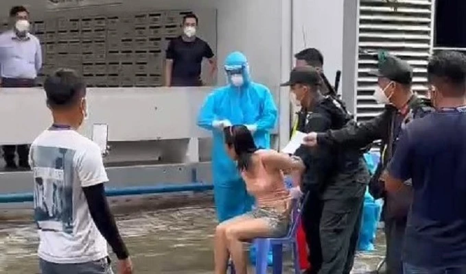 Bà HTPL bị lực lượng chức năng khống chế test COVID-19 vào năm 2021. Ảnh: Cắt từ clip Bà HTPL bị lực lượng chức năng khống chế test COVID-19 vào năm 2021. Ảnh: Cắt từ clip