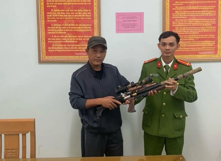 quang-binh-nguoi-dan-giao-nop-sung-292.jpg