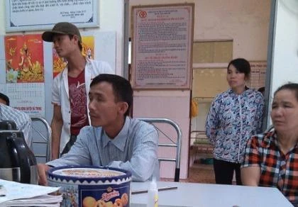 Người thân gia đình chị Trần Thị Lý khiếu nại yêu cầu làm rõ trách nhiệm các y bác sĩ trả bé sinh sinh về lo hậu sự khi còn sống.