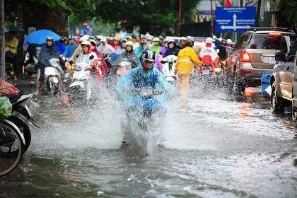 Mưa lớn, phố Hà Nội lại thành sông