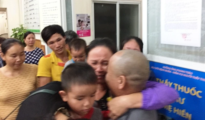 Xúc động ngày trở về sau khi bị cướp biển bắt giữ ảnh 2 Xúc động ngày trở về sau khi bị cướp biển bắt giữ ảnh 2