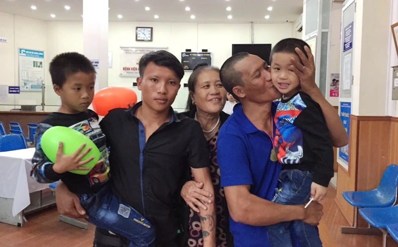 Xúc động ngày trở về sau khi bị cướp biển bắt giữ ảnh 7 Xúc động ngày trở về sau khi bị cướp biển bắt giữ ảnh 7